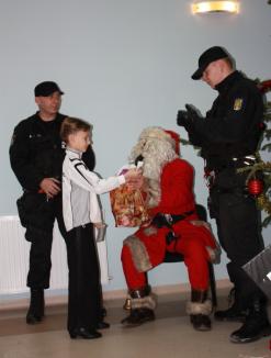 Moş Crăciun a coborât cu mascaţii pe frânghie la Poliţie! 